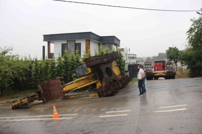 Tırdan İndirilirken Devrilen İş Makinesinin Operatörü Yaralandı