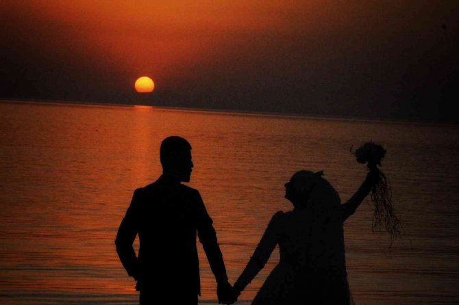 Van Gölü’nde Kartpostallık Günbatımı