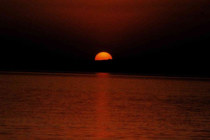 Van Gölü’nde Kartpostallık Günbatımı