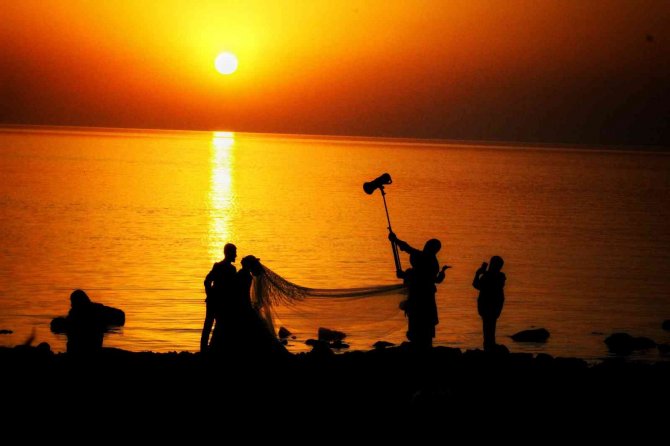 Van Gölü’nde Kartpostallık Günbatımı