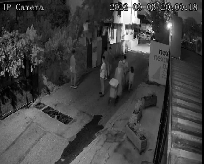 Ümraniye’de Bekçiye Yakalanan Hırsızlar Kaçarken Güvenlik Kamerasını Kırdı