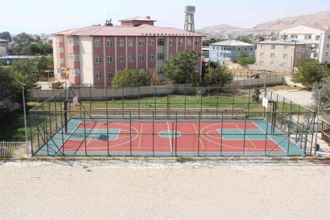 Van Büyükşehir Belediyesinden 125 Okula Spor Sahası