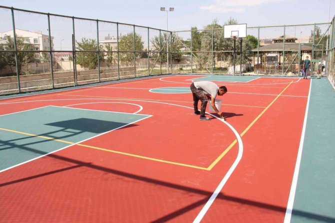 Van Büyükşehir Belediyesinden 125 Okula Spor Sahası