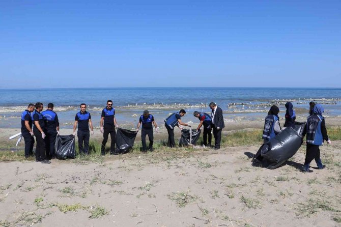 Zabıta Ekipleri, Van Gölü Sahilinde Temizlik Çalışması Yaptı