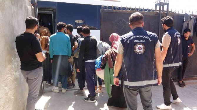 Van’da Kömürlükte 13 Göçmen Yakalandı
