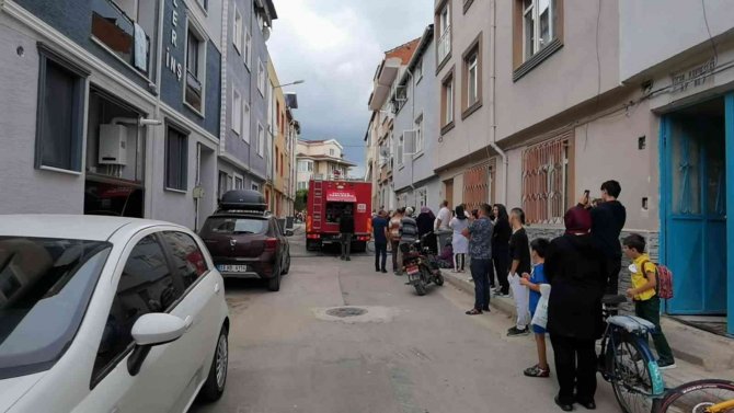 Bursa’daki Ev Yangınında Patlama Anı Kameraya Yansıdı
