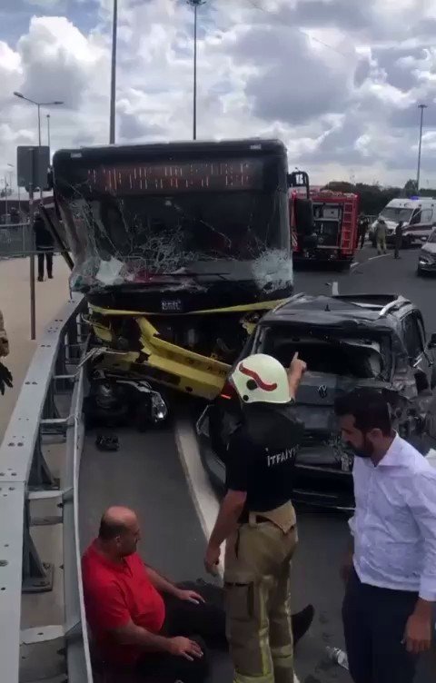 Yenikapı’da Bir İ̇ett Otobüsü Kaza Yaptı. Yaralılar Olduğu Öğrenilirken, Olay Yerine Çok Sayıda İtfaiye Ve Ambulans Sevk Edildi.