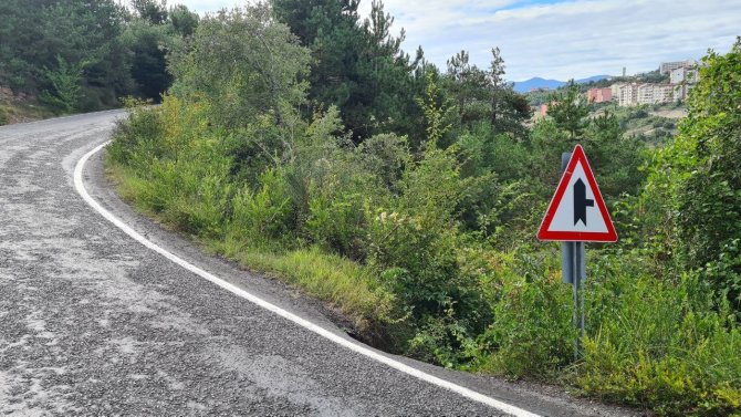 Karayolun Yol Kenarındaki Çukur Tehlikeye Davetiye Çıkartıyor