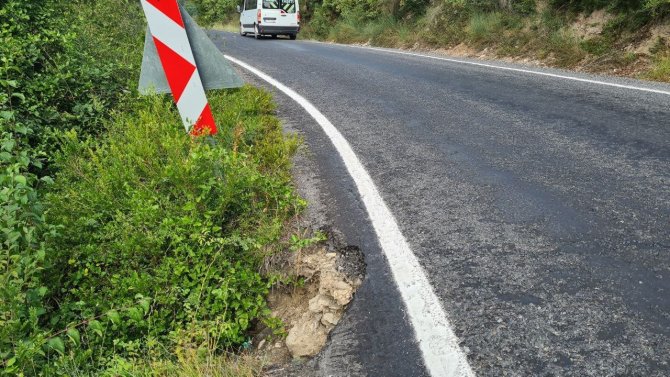 Karayolun Yol Kenarındaki Çukur Tehlikeye Davetiye Çıkartıyor