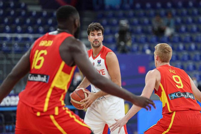 A Milli Erkek Basketbol Takımı, İ̇spanya’ya 72-69 Yenildi
