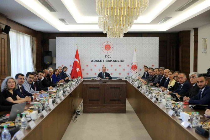 Bakan Bozdağ: "Yeni Bir Hukuk Sigortası Düzenini Ülkemize Kazandırmak İstiyoruz"