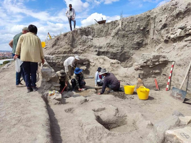 Şarhöyük’te Bulunan 6 Bin Yıllık Parçalar Tarihe Işık Tutacak
