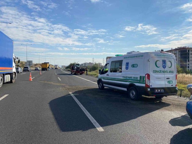 Kontrolden Çıkan Otomobil Trafik Levhasına Çarptı: 1 Ölü 2 Yaralı