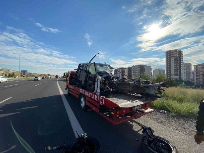 Kontrolden Çıkan Otomobil Trafik Levhasına Çarptı: 1 Ölü 2 Yaralı