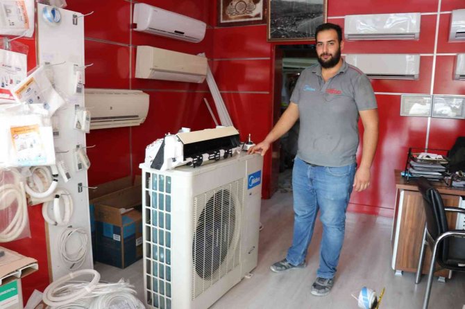 50 Kiloluk Klima Motorunu Tek Başına Çalan Kadın Görenleri Hayrete Düşürdü