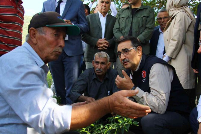 Bakan Dönmez, Sıfır Maliyet İle Güneş Enerjisinden Tarla Sulaması Yapan Mobi̇tem Ürününü İnceledi