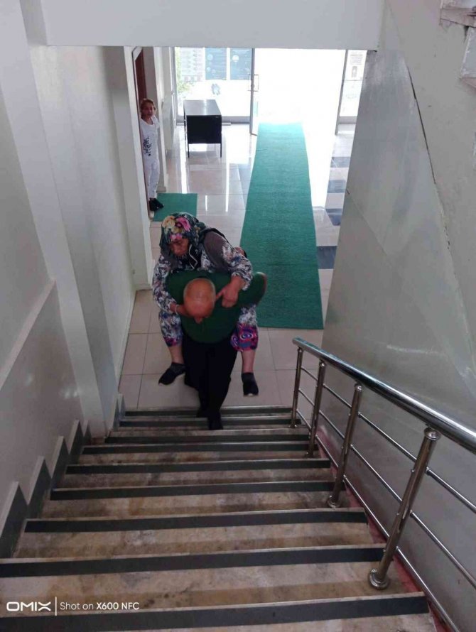 Nüfus Müdürlüğü Personelinden İç Isıtan Davranış