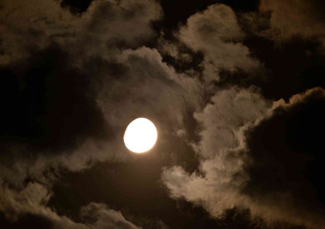 Bitlis’te Ay’ın Bulutlar Arasında Geçişi Hayranlık Uyandırdı