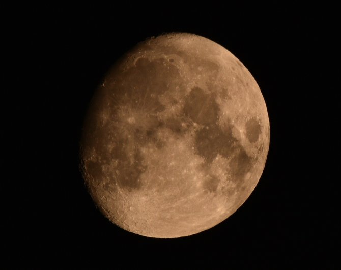 Bitlis’te Ay’ın Bulutlar Arasında Geçişi Hayranlık Uyandırdı