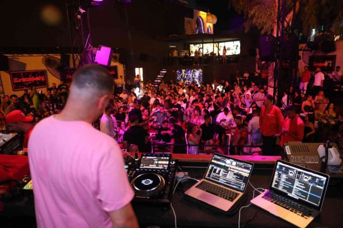 Bodrum’da Yerli Ve Yabancı Turistler Dj Performans İle Eğlendi