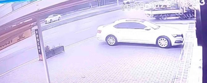 Bursa’da Motosiklet İle Kamyonetin Kazası Kameralarda