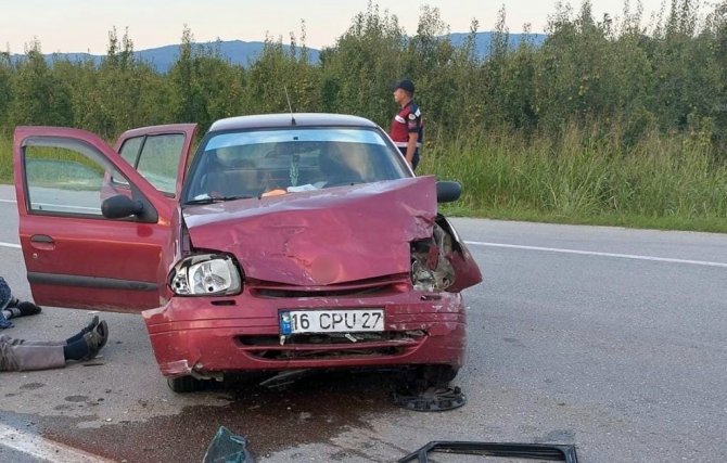 İ̇negöl’de İki Otomobil Çarpıştı: 4 Yaralı