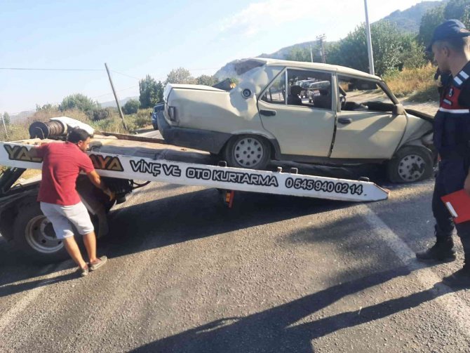 Otomobil Hurdaya Döndü, Sürücü Ve Eşi Hafif Yaralandı