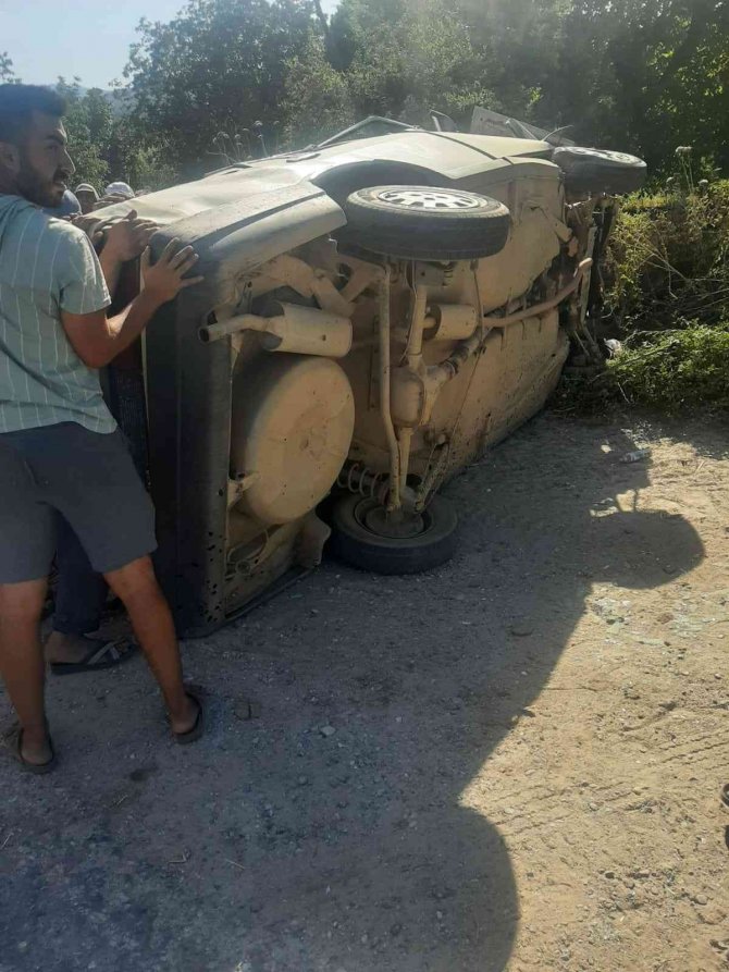 Otomobil Hurdaya Döndü, Sürücü Ve Eşi Hafif Yaralandı