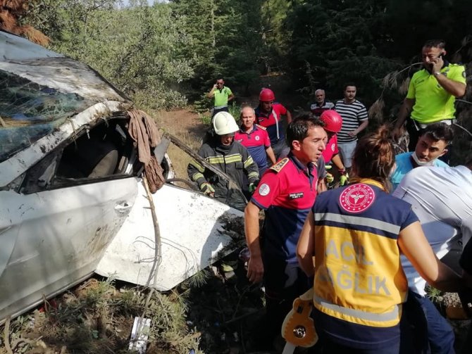 Uçurumdan Yuvarlanan Otomobilde 1’i Ağır 3 Kişi Yaralandı