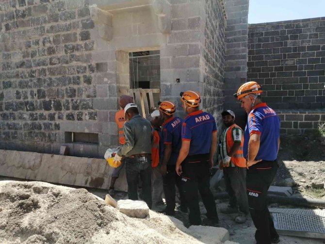 Diyarbakır’da İnşaat Alanında Gezen Vatandaş Kazaya Neden Oldu: 2 Yaralı