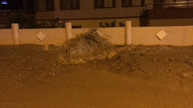 İ̇çme Suyu Hattı Patladı, Sular İkinci Kata Kadar Fışkırdı