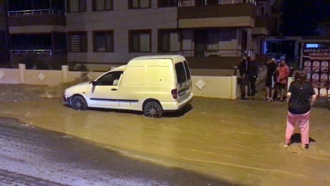 İ̇çme Suyu Hattı Patladı, Sular İkinci Kata Kadar Fışkırdı