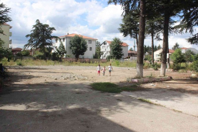 Yıkılan Okulun Bahçesi Geceleri Alkoliklerin Mekanı Oldu