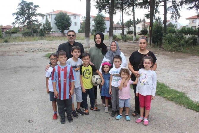 Yıkılan Okulun Bahçesi Geceleri Alkoliklerin Mekanı Oldu