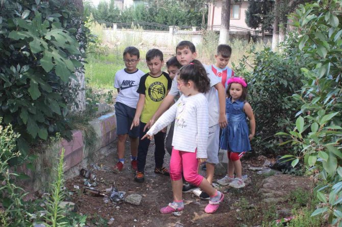Yıkılan Okulun Bahçesi Geceleri Alkoliklerin Mekanı Oldu