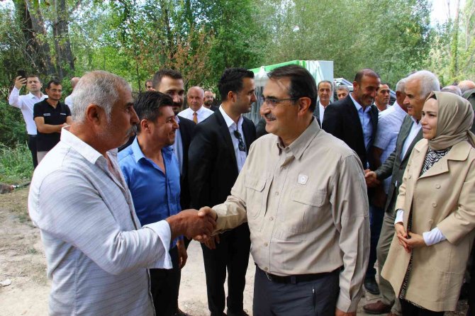 Bakan Dönmez, Sıfır Maliyet İle Güneş Enerjisinden Tarla Sulaması Yapan Mobi̇tem Ürününü İnceledi