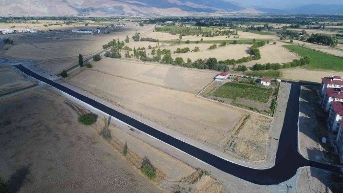 Erzincan’da Sonbaharın Gelmesiyle Sezonun Son Asfalt Serim Çalışmaları Devam Ediyor