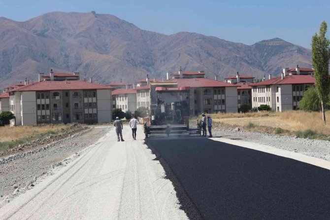 Erzincan’da Sonbaharın Gelmesiyle Sezonun Son Asfalt Serim Çalışmaları Devam Ediyor