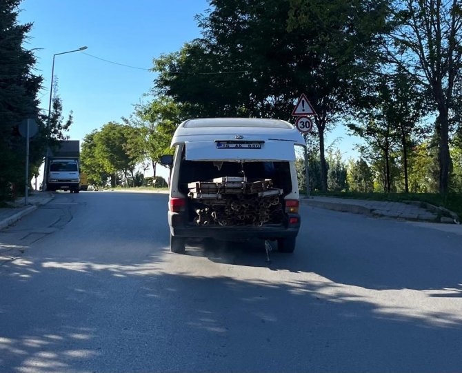 İ̇skele Demirleri Minibüs Bagajında Tehlike Oluşturdu