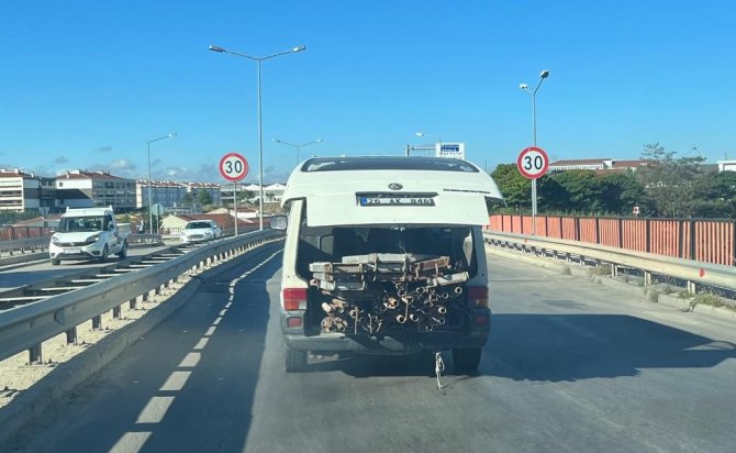 İ̇skele Demirleri Minibüs Bagajında Tehlike Oluşturdu