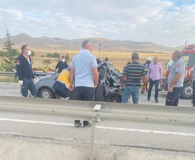 Kamyonun Arkadan Çarptığı Otomobildeki 1 Kişi Öldü, 3 Kişi Ağır Yaralandı