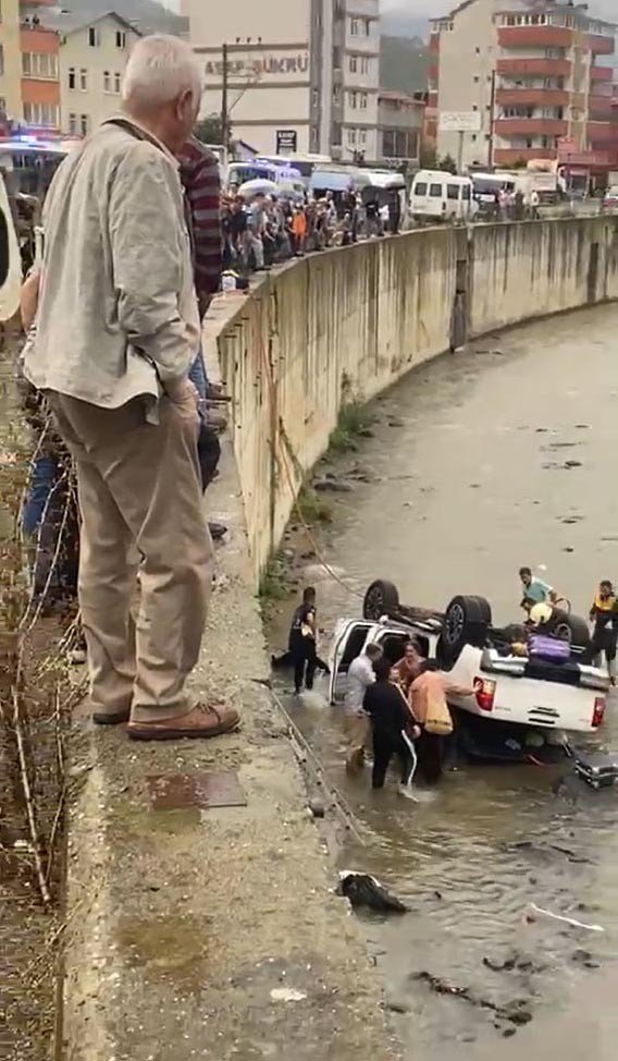 Otomobille Çarpışan Araç Dereye Uçtu: 6 Yaralı