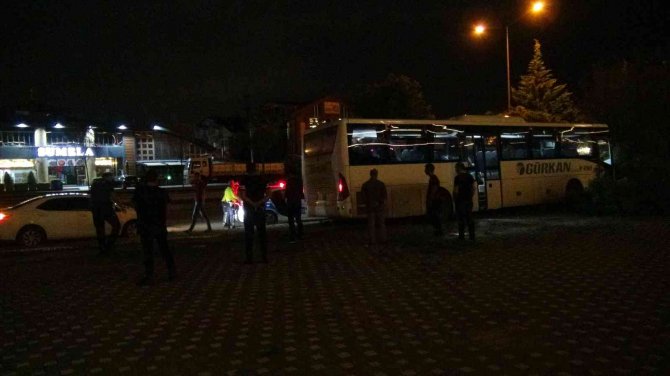 Kontrolden Çıkan İşçi Servisi Ağaçlara Çarparak Durabildi
