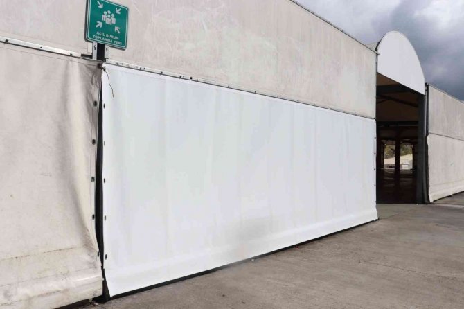 Pazar Alanında Hasarlı Yerler Onarıldı