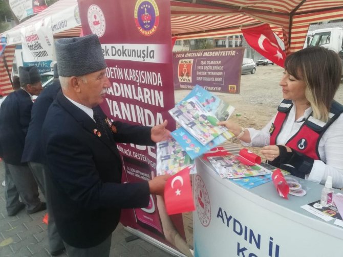 Jandarmanın Buharkent’teki Standına İlgi Yoğun Oldu