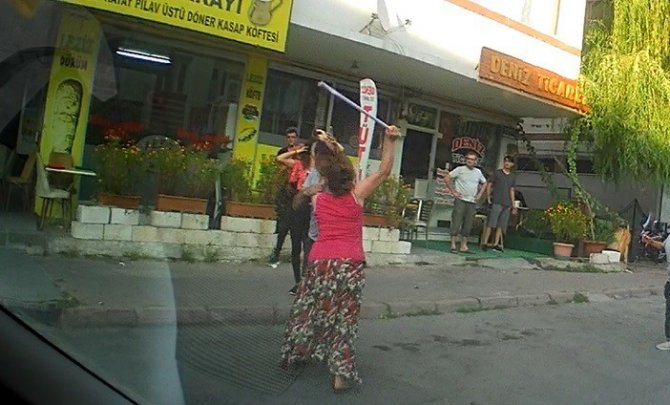 Eli Sopalı Kadın Önüne Gelen Erkeği Dövdü