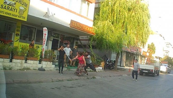 Eli Sopalı Kadın Önüne Gelen Erkeği Dövdü
