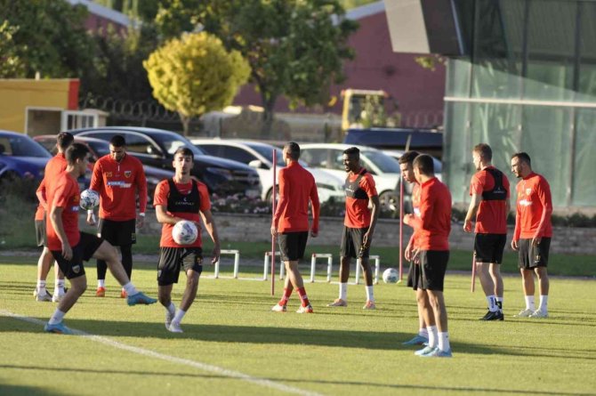 İ̇lhan Parlak: “3 Puanla Ayrılmak İstiyoruz”