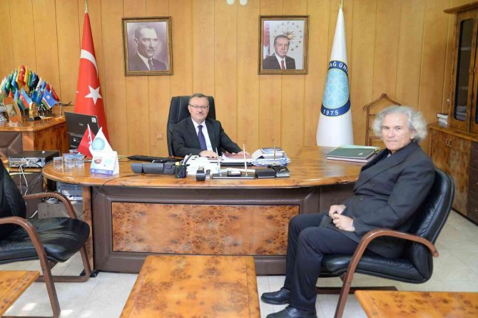 Buü’lü Akademisyene Altın Kalem Ödülü