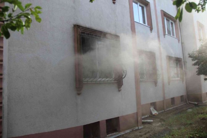 Evin Mutfağında Çıkan Yangın Paniğe Sebep Oldu